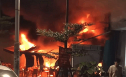 Hà Nội: Cận cảnh hiện trường quán bia cháy ngùn ngụt trong đêm, lửa đỏ rực cả vùng trời