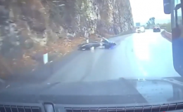 Camera hành trình ghi lại cảnh 2 người đi xe máy bị ô tô cán qua dẫn đến tử vong ở Phú Thọ