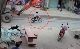 Camera ghi lại cảnh bé trai đi xe đạp bị máy xúc tông, cuốn vào gầm, nguyên nhân xuất phát từ lỗi sai nghiêm trọng