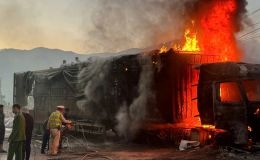 Hiện trường xe đầu kéo chở bột mì cháy dữ dội khi qua đèo Lò Xo, xác định nguyên nhân ban đầu?