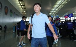 HLV Kim Sang-sik trở về Hàn Quốc, thuyền trưởng ĐT Việt Nam tặng vợ món quà 'đặc biệt'