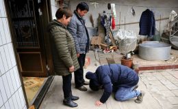 Chi hàng triệu đồng thuê người lạy chúc Tết cha mẹ: Một công ty giao hàng gây tranh cãi dư luận  