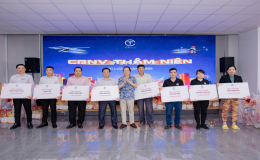 Nhiều tạp vụ, bảo vệ bật khóc khi nhận thưởng Tết là một lượng vàng 9999