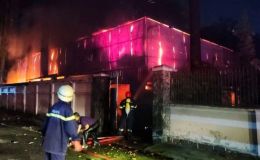 Hiện trường vụ cháy nhà kho tối mùng 2 Tết ở TP.HCM, khói đen cuồn cuộn bao trùm khu dân cư