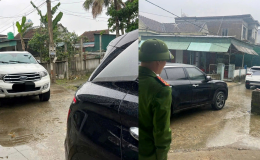 Cái kết vụ ô tô đỗ chắn ngõ, điều thêm xe khóa đầu đuôi, chủ xe tuyên bố ‘công an là bạn anh hết’