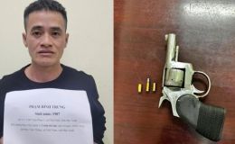 Nam thanh niên dùng súng khống chế cướp ô tô ở hàng tạp hóa: Bắt giữ nghi phạm có hành vi manh động