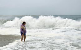 Nguyên nhân khiến 10 người tắm biển Nha Trang bị sóng cuốn ra xa, lộ hành động khó hiểu của du khách