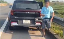 Thản nhiên dừng xe để ‘giải quyết nỗi buồn’ trên cao tốc, tài xế nhận ngay cái kết đắng