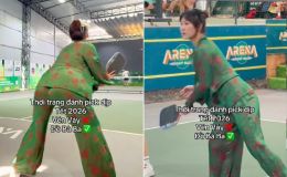 Từ bỏ phong cách 'vén váy', nàng Kim lại đốt cháy sân pickleball với áo bà ba