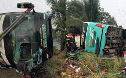 Hiện trường xe khách chở 32 người lật khiến 3 người thương vong, nguyên nhân ban đầu gây tai nạn?