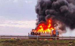 Hiện trường xe tải chở xe máy bốc cháy trên cao tốc qua Thanh Hóa: Hé lộ tình hình tài xế trên cabin 