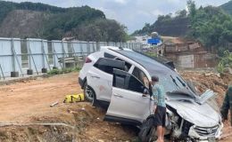 Ô tô con mất lái lao thẳng vào rào chắn cao tốc Nội Bài-Lào Cai: 1 người bị thanh sắt đâm xuyên ngực