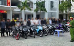 Khởi tố nhóm thanh thiếu niên mang hung khí gây rối trên đường phố sáng mùng 1 Tết, tình trạng nạn nhân hiện tại? 