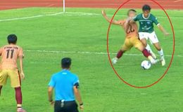 Tình huống hy hữu ở V.League 2, trận đấu không có VAR nhưng cầu thủ vẫn yêu cầu trọng tài 'xem lại'
