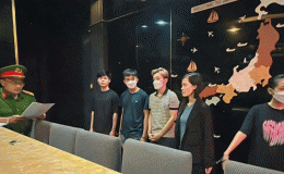 Lý do người đàn ông bị chủ và nhân viên quán karaoke ở TP.HCM đánh, lột quần áo? Truy tố các bị can