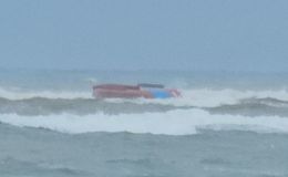 Diễn biến vụ lật tàu cá tại cửa biển Nhật Lệ, tình hình 7 thuyền viên rơi xuống biển