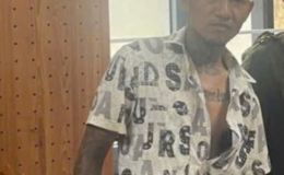 Đột nhập phòng trọ lúc rạng sáng, kẻ lạ mặt kề dao uy hiếp nữ nạn nhân để cướp tài sản