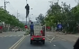 Xôn xao clip xe biển xanh chở người 