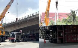 Hiện trường xe container chở 30 tấn hàng lật ngửa dưới gầm cầu, tài xế hiện ra sao?