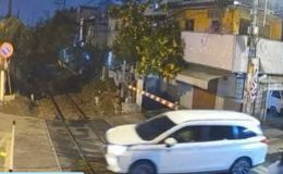 Giây phút tài xế ô tô cố tình vượt rào chắn đường sắt ở TP.HCM, bất đèn tín hiệu cảnh báo