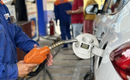 Giá dầu thế giới tăng do căng thẳng Trung Đông, Việt Nam dùng biện pháp giữ giá xăng trong nước trước biến động