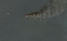 Tàu hàng ở eo biển Hormuz bị tấn công bốc khói đen kịt, Qatar trục xuất hàng loạt quan chức Iran