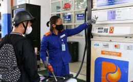 Giá xăng dầu tăng dựng đứng, xem xét dùng ngân sách hỗ trợ qũy bình ổn hoặc giảm các loại thuế?