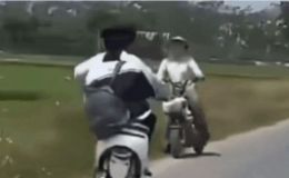 Xót xa vụ hai nam sinh không đội mũ, lạng lách sang đường ngược chiều tông trực diện người phụ nữ