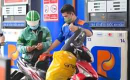 Cú sốc giá xăng tăng kỷ lục: Người chạy xe dịch vụ 'khóc thầm' trên mỗi cuốc