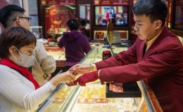 Giá vàng từ đỉnh 190,9 triệu đồng, người mua trước ngày 1/3 chịu lỗ gần 20 triệu/lượng, chênh lệch thế giới mức cao