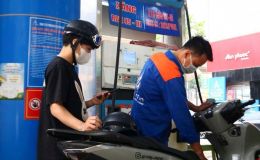 Tin xăng dầu 8/4: Giá xăng trong nước chiều nay 'rơi tự do', Honda SH, Vision đổ đầy bình bao nhiêu?