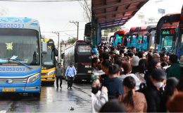 Giá xăng dầu neo cao, giá vé xe khách đồng loạt tăng, nhiều doanh nghiệp xin giảm chuyến ‘cắt lỗ’