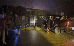 Clip vụ xe khách lật trên cao tốc Nội Bài – Lào Cai, va tiếp với xe bán tải khiến 5 người bị thương