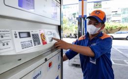 Giá xăng dầu tối 18/4: Dầu ‘rớt thảm’, RON 92 và RON 95 ‘rẻ bèo’, giá lăn bánh VinFast VF 3 ra sao?