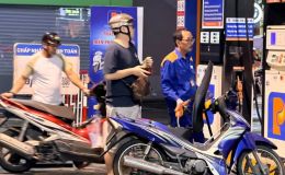 Giá xăng dầu mới nhất trưa 20/4: RON 92 và RON 95 ‘rẻ như bùn’, giá lăn bánh VinFast VF 5 thế nào?