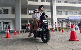 Học sinh Hà Nội thích thú lái thử xe máy điện VinFast, góp phần lan tỏa lối sống xanh