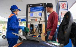 RON 95-III chính thức giảm về sát ngưỡng 23.000/lít, liệu giá xăng trong nước có đang thật sự rẻ?