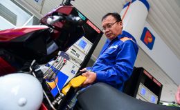 Giá xăng dầu sáng nay 23/4: RON92 và RON95 giảm mất phanh, bảng giá đầy bình xe máy Piaggio và Vespa