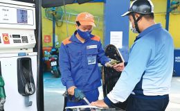 Giá xăng dầu sáng nay 24/4: RON92, RON95 'rơi thẳng đứng', bảng giá đầy bình xe máy Piaggio và Vespa