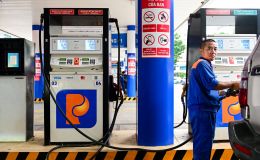 Giá xăng dầu hôm nay 29/4: Dầu diesel giảm ‘sập sàn’, xăng RON 92 và RON 95 ‘rẻ hết nấc’, giá lăn bánh VinFast VF 5 mềm