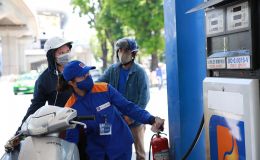 Tin giá xăng dầu trưa 29/4: Dầu diesel, xăng RON 92 và RON 95 đều ‘rẻ như bèo’, giá lăn bánh VinFast VF 5 ‘chạm đáy’