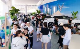 Nghỉ lễ, người dân TP.HCM ‘đổ bộ’ Cần Giờ trải nghiệm xe điện VinFast
