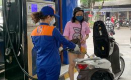 Giá xăng dầu chiều 30/4: Xăng RON 95 biến động cực lớn, xe máy ‘quốc dân’ mới không cần đổ xăng ra mắt giá 24 triệu đồng