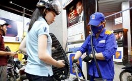 Giá xăng dầu hôm nay 4/5: Dầu diesel, xăng RON 92 và RON 95 đồng loạt ‘rẻ cắt gốc’, giá lăn bánh Hyundai Grand i10 'mềm'
