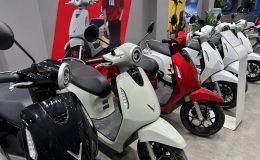 Giá xăng dầu chiều nay 4/5: RON92 và RON95 giảm 'không tưởng' từ đỉnh, VinFast Evo giá 'mềm như bún'