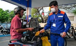 Giá xăng dầu hôm nay 5/5: Xăng RON95, dầu diesel giữ vùng thấp, Petrolimex báo lỗ hơn 660 tỷ đồng, tồn kho tăng vọt
