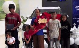 Gia đình ăn mặc giản dị đi nhận ô tô 700 triệu đồng làm nghề gì? Câu chuyện phía sau được ngưỡng mộ