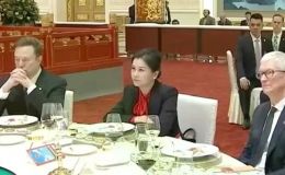 Người phụ nữ Trung Quốc xuất thân từ bảo vệ, ngồi giữa Tim Cook và Elon Musk ở Bắc Kinh là ai?