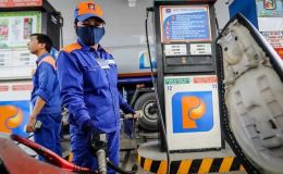 Giá xăng dầu hôm nay 21/5: Xăng RON 95 hạ hơn 9.000 đồng/lít, dầu diesel ‘rẻ như rau’, giá lăn bánh VinFast VF 5 cực hời