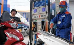 Giá xăng dầu trưa 26/5: Dầu diesel ‘ngã cây’ mất hơn 16.000 đồng/lít, RON 92 và RON 95 vẫn rẻ, giá lăn bánh VinFast VF 7